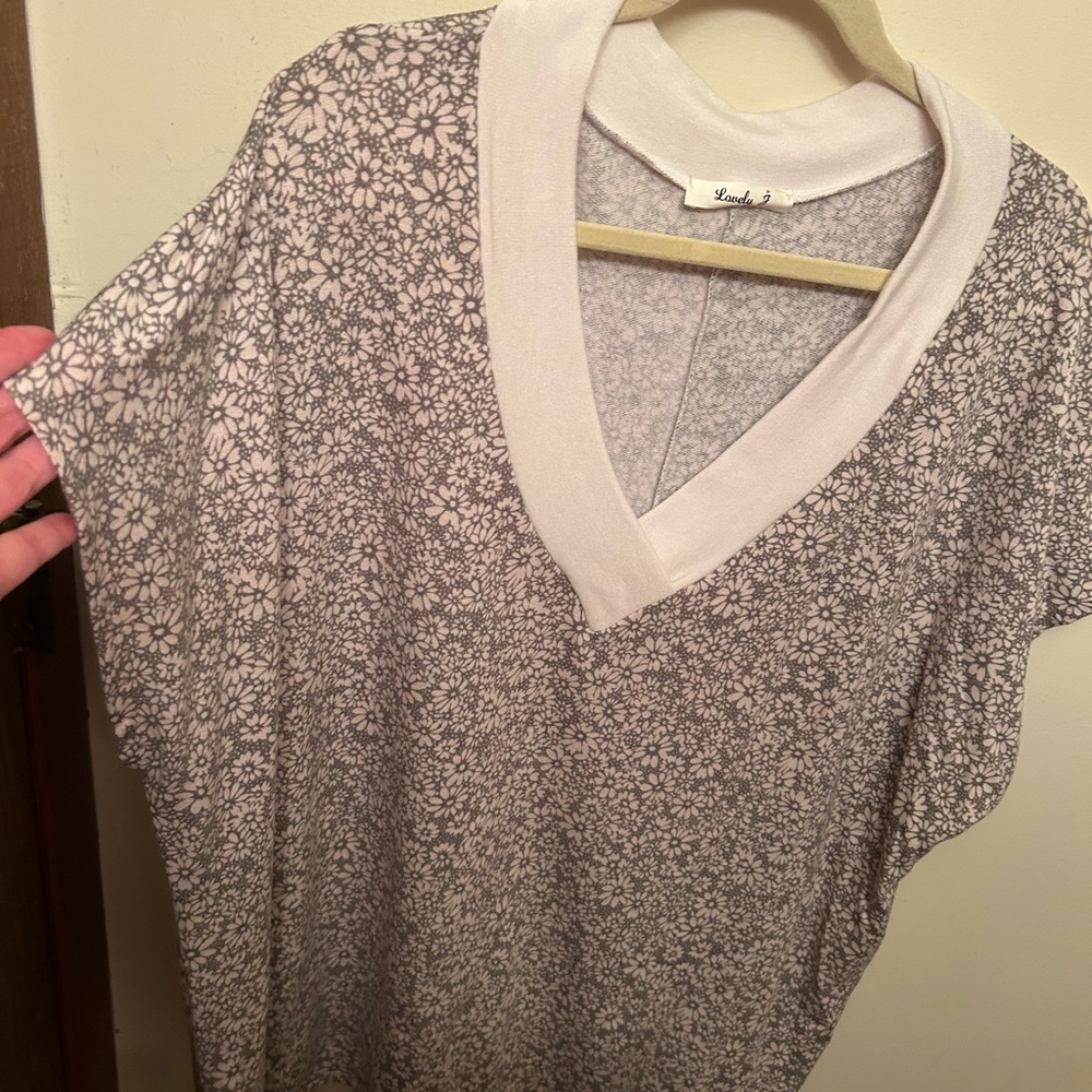 NWOT light knit top, v neck needs cami under, sz 2x, runs loose. - Picture 2 of 9